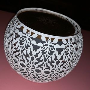 3-wick candle holder in white color